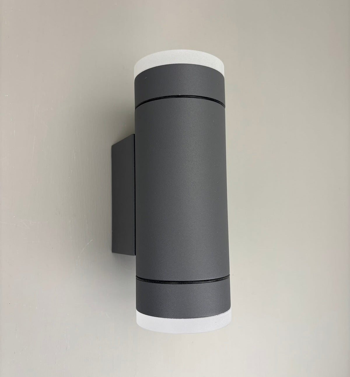 Außenwandleuchte, grau, 2flg., GU10, IP54, milchglas
