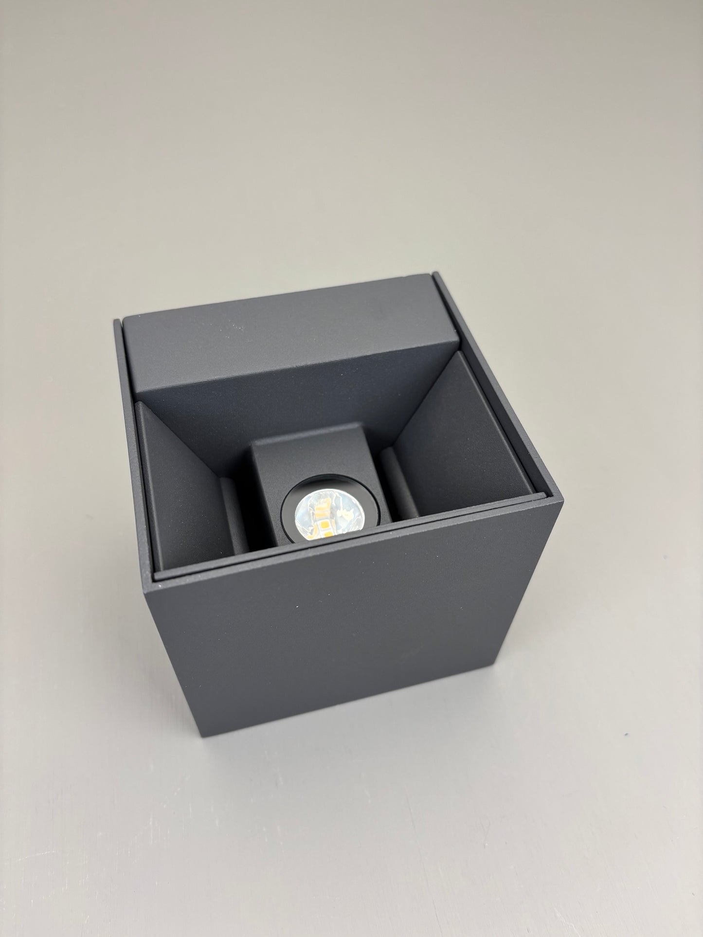 Außenwandleuchte, grau, 2flg. 6W, IP54