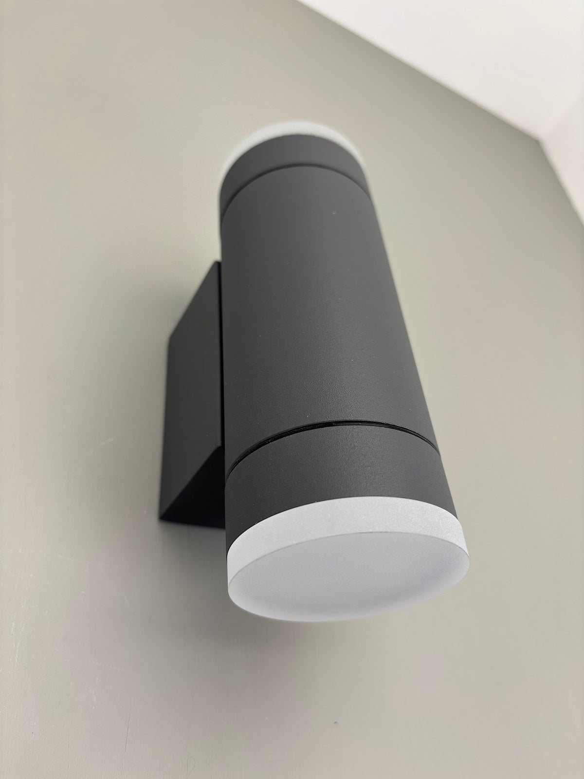 Außenwandleuchte, grau, 2flg., GU10, IP54, milchglas