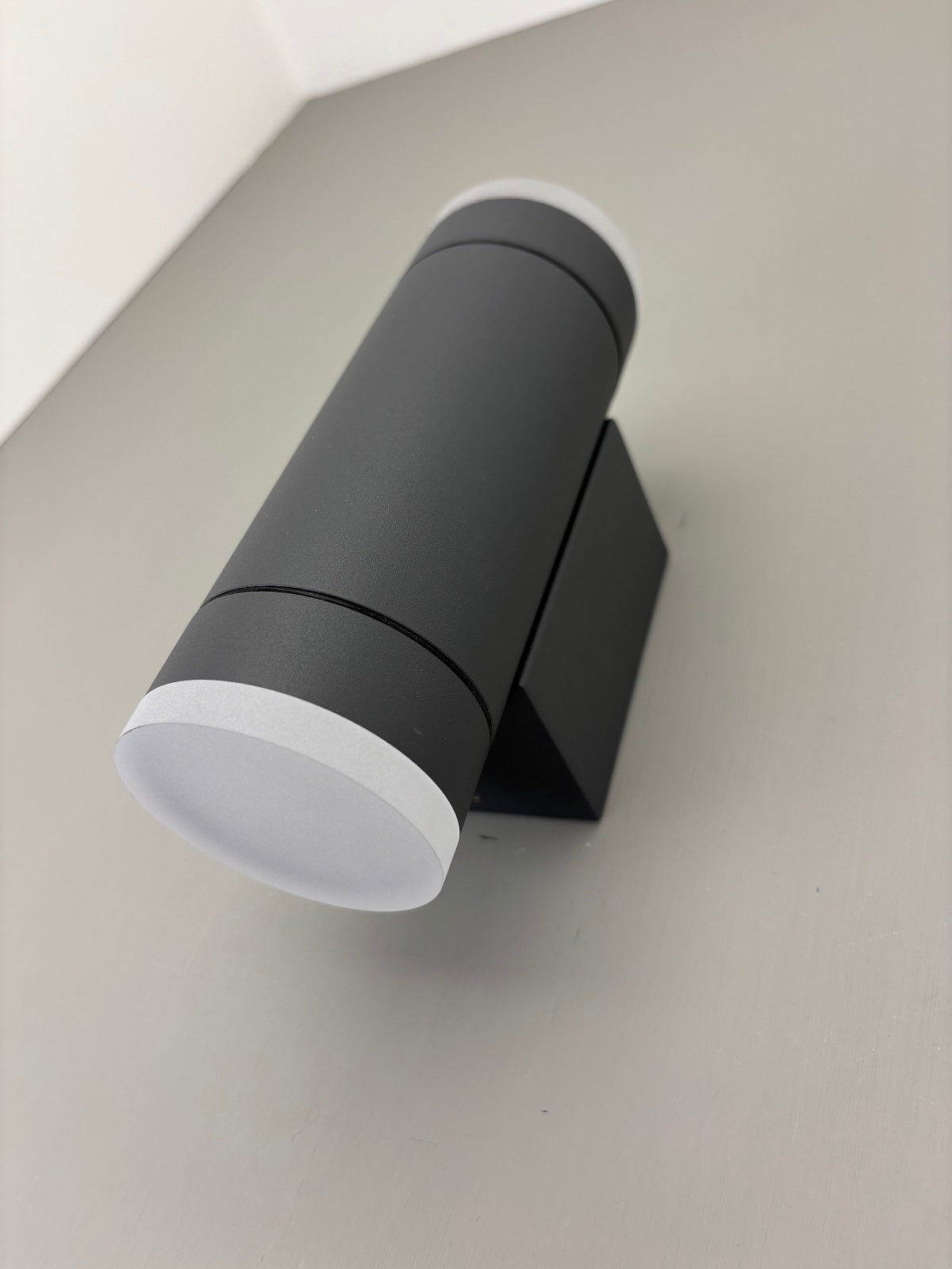 Außenwandleuchte, grau, 2flg., GU10, IP54, milchglas