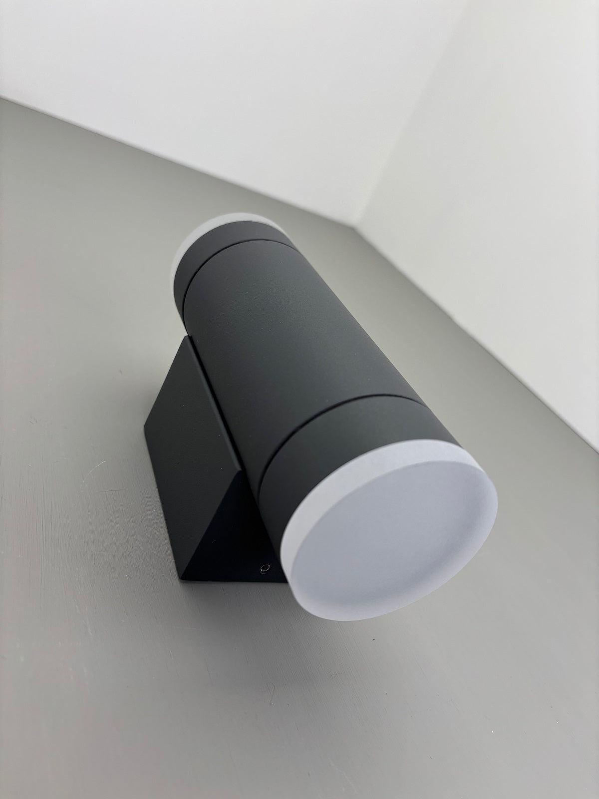 Außenwandleuchte, grau, 2flg., GU10, IP54, milchglas