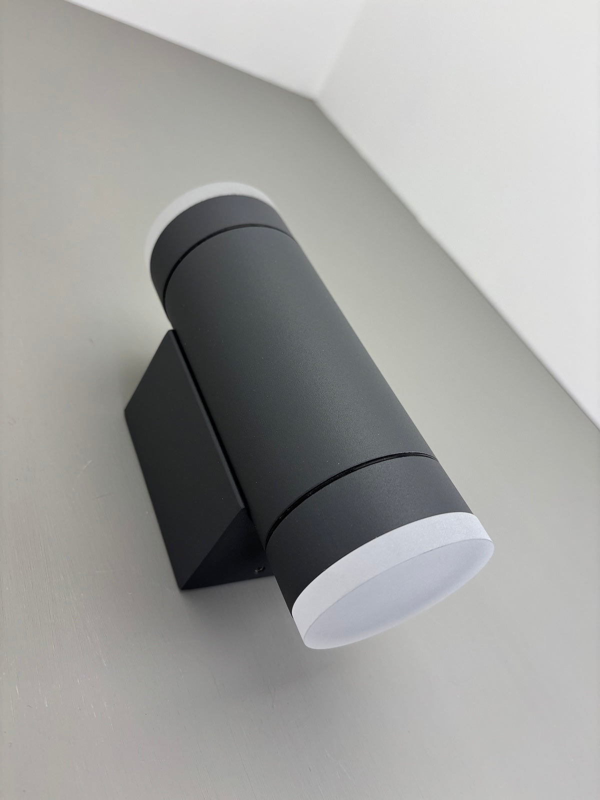 Außenwandleuchte, grau, 2flg., GU10, IP54, milchglas